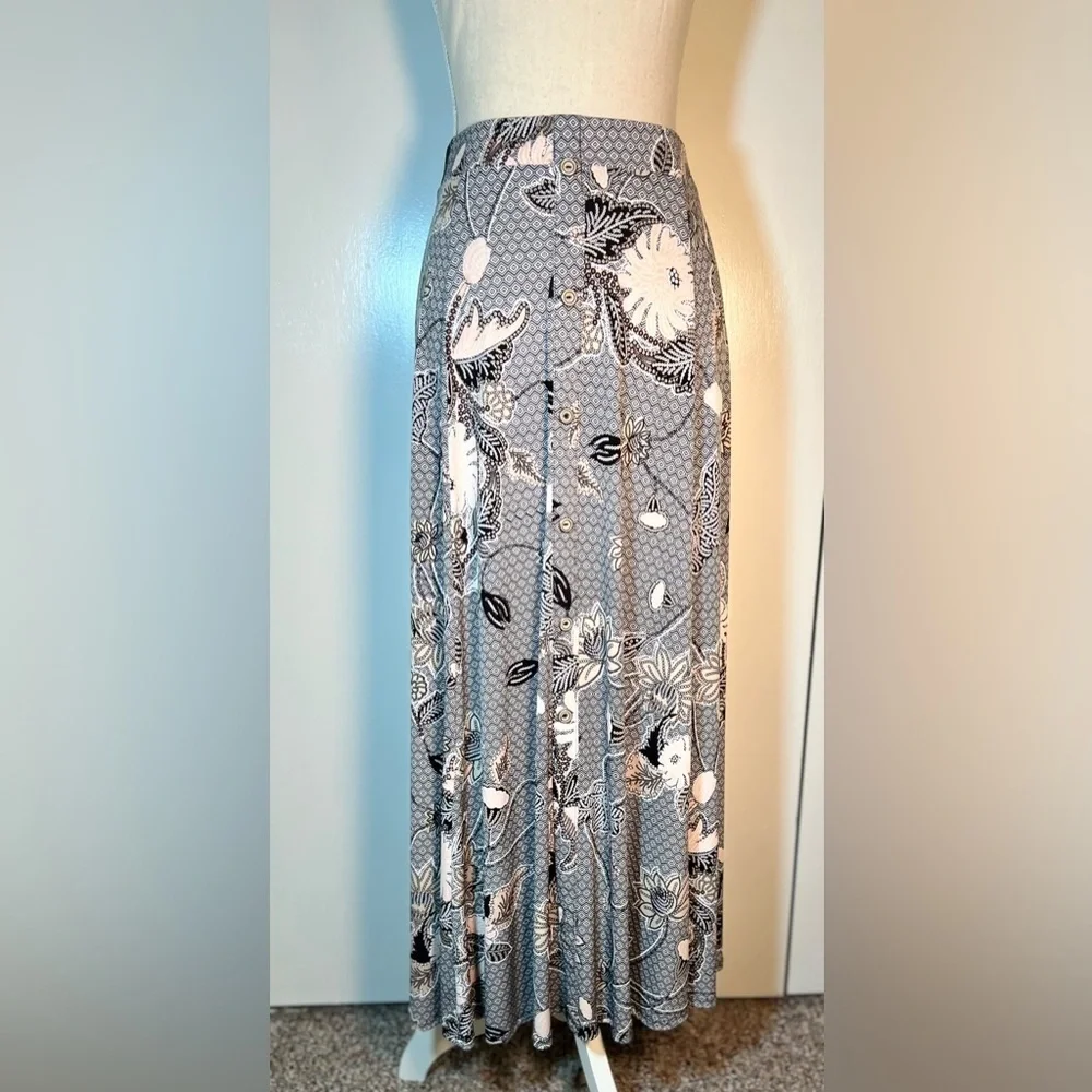 SJS A-Line Skirt Women’s Size L Elastic Waist Black/White Floral Print